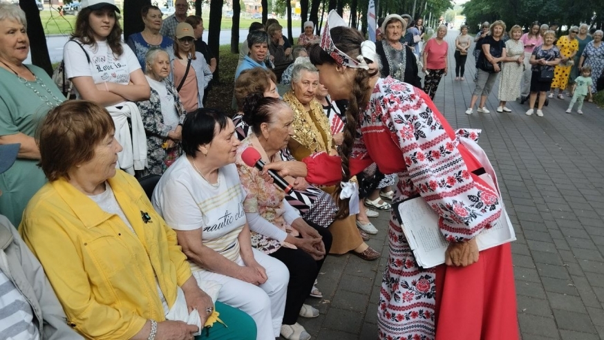 Уже два летних месяца с песней!